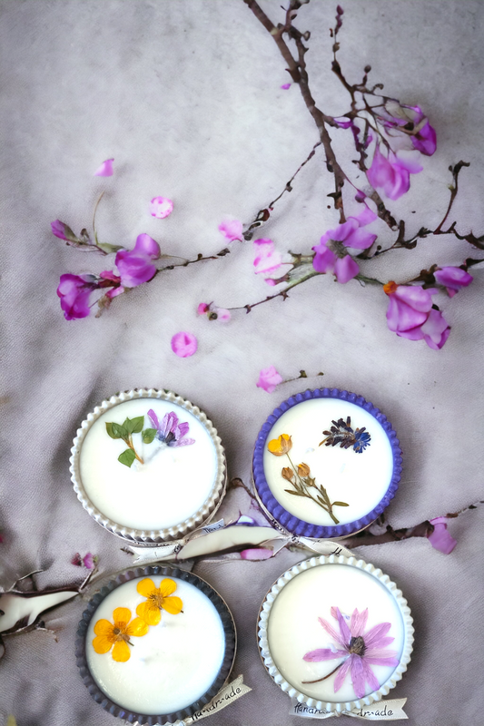 Candele decorate con fiori naturali in vasetti di ceramica fatti a mano - Bottega delle creazioni